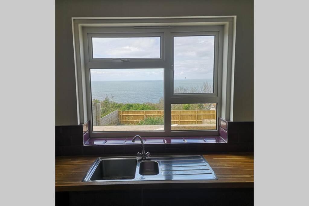 Villa Jurassic View 3 Bed House With Hot Tub à Castletown  Extérieur photo